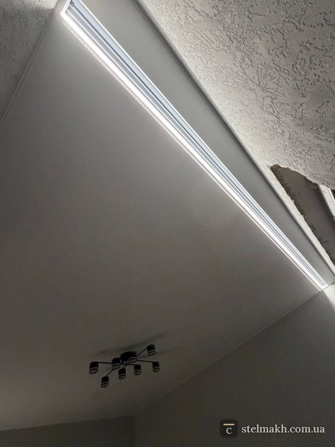 Прихований карниз з LED-підсвіткою в натяжній стелі — робота Стельмах
